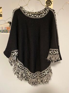 Suzy Shier Black and White Fringe Knit Poncho
